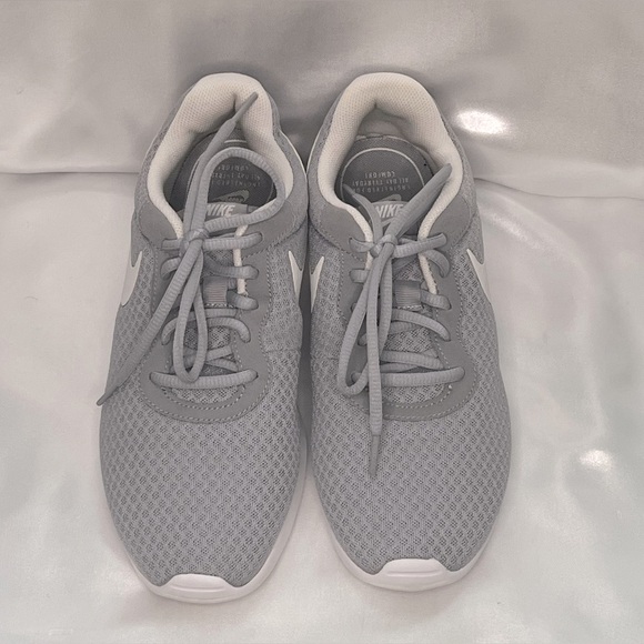 Grey Nike Women's Tanjun Running Shoe - Picture 2 of 9